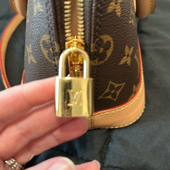 Louis Vuitton Alma BB - Picture 4 of 17